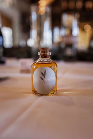 Invités riant devant la borne photobooth