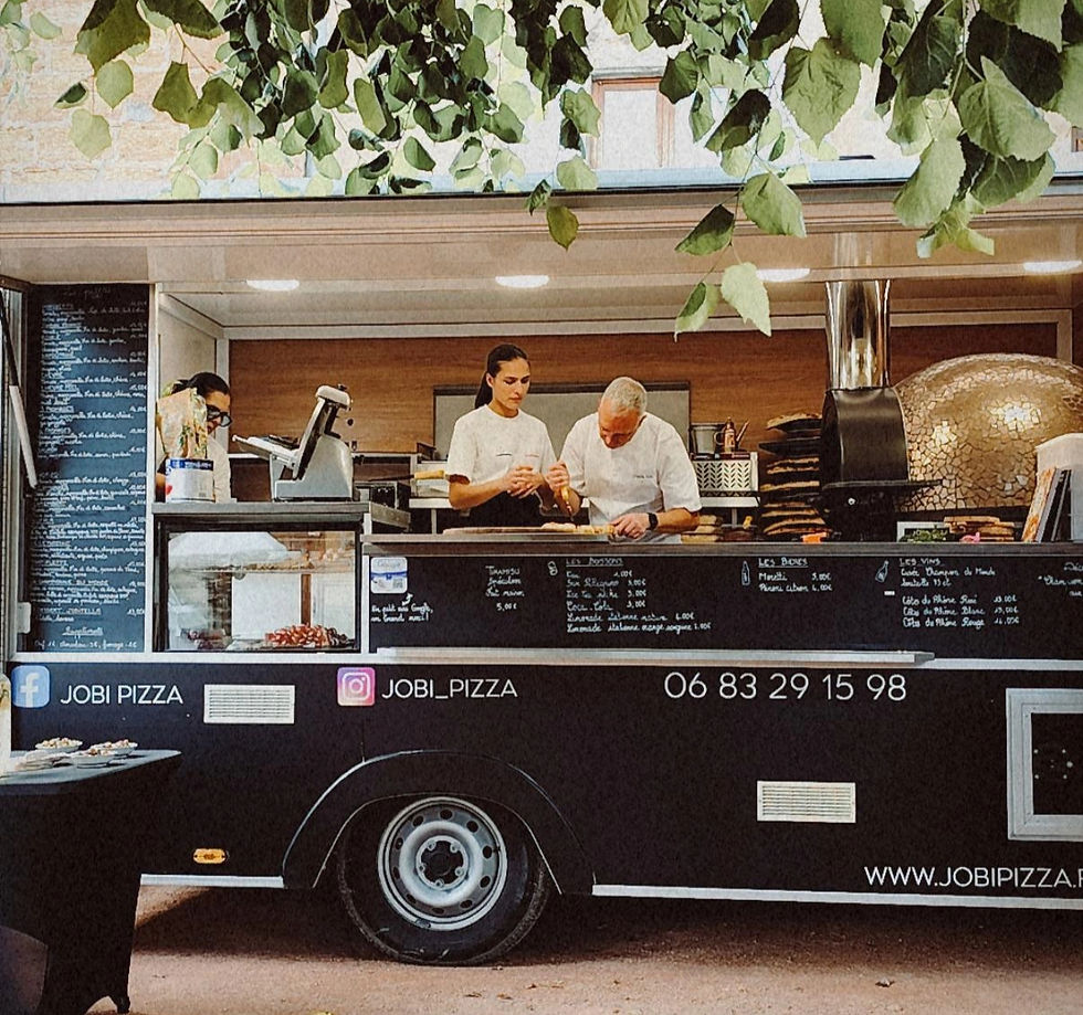 Vintie's et Denis Job, pizzaïolo champion du monde, en service lors d'un mariage