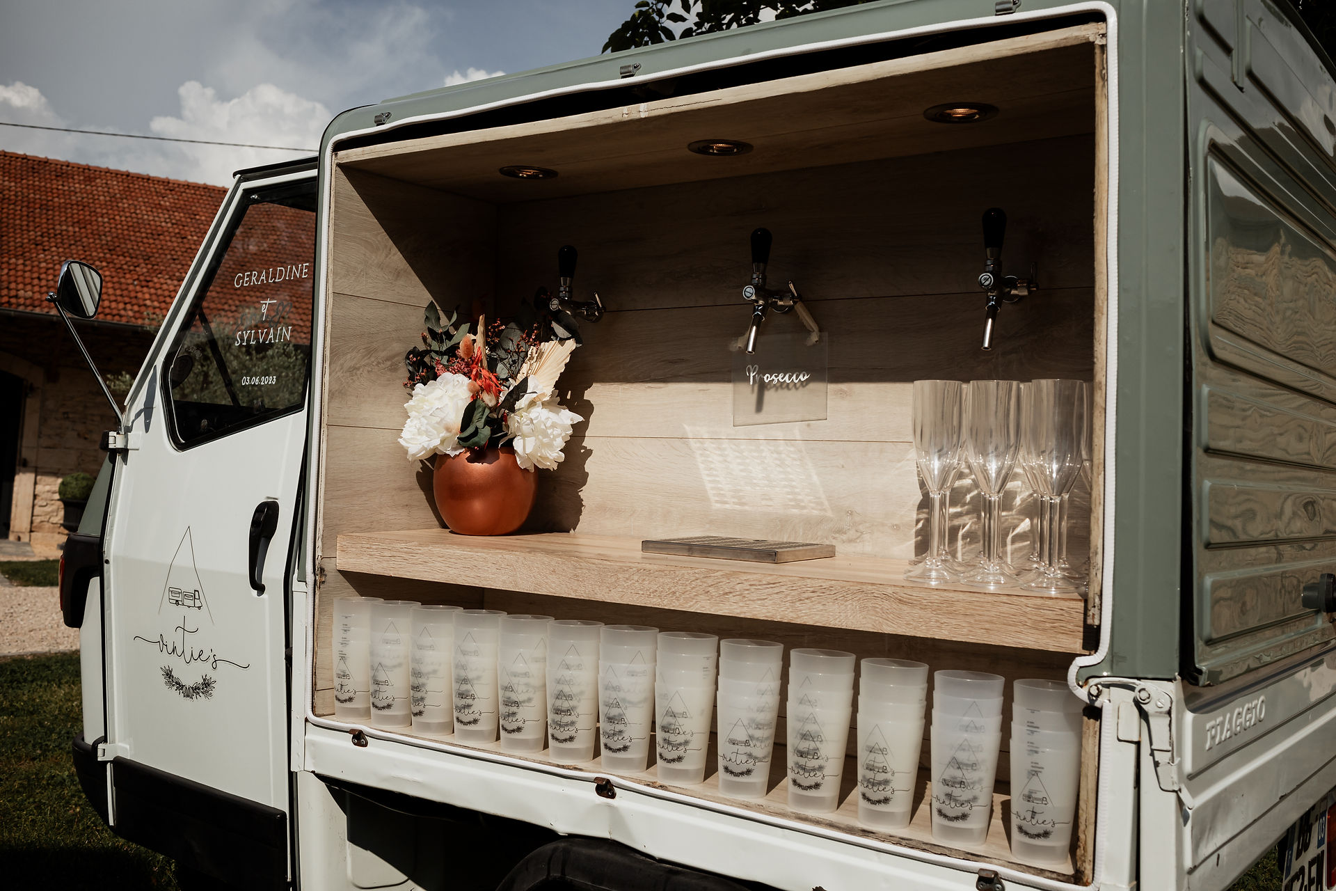 Le Triporteur Piaggio Bar, prêt à servir des cocktails lors du mariage au Domaine des Marais