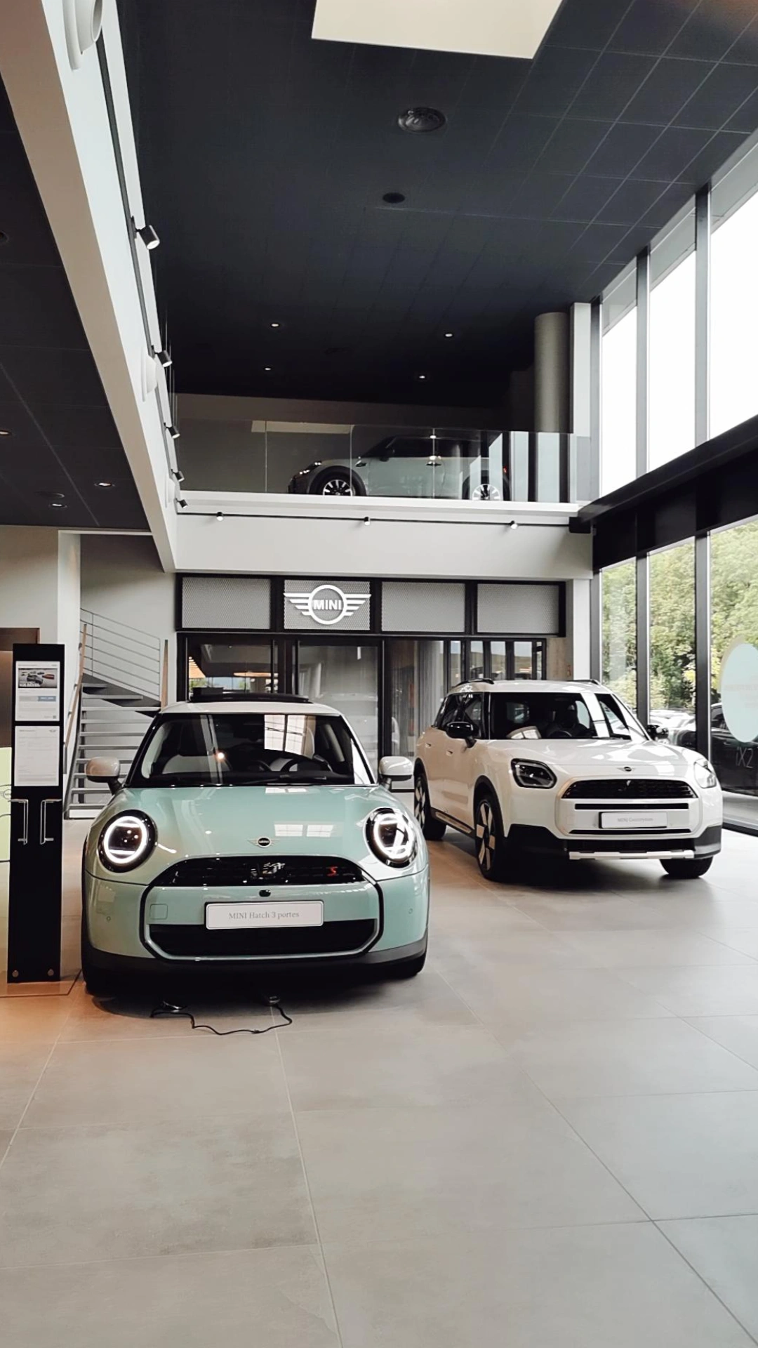 Showroom automobile avec des véhicules exposés, un cadre idéal pour un événement d'entreprise premium. Espace lumineux et raffiné, parfait pour une activation de marque ou une réception professionnelle.