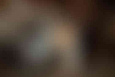 Couple trinquant sous la neige légère