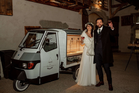 Couple trinquant sous la neige légère