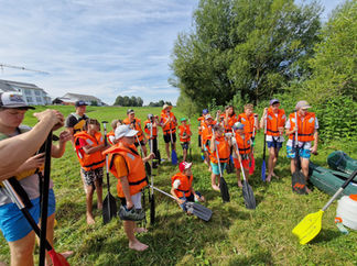 Gruppe von Kindern bereit zum Kanufahren