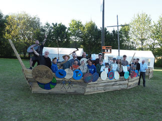 Gruppenbild des SMJ Bamberg Zeltlagers im Wikingerschiff