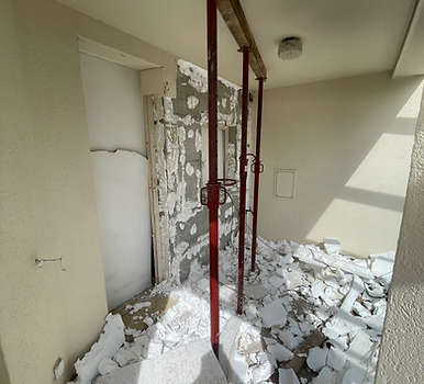 Dépose de l'isolation pour l'extension d'une cuisine, reconstruction du mur, nouvelle isolation et crépissage de façade.