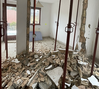 Démolition d'un mur porteur en plots pour agrandissement d'une maison, avec renforcement prévu.