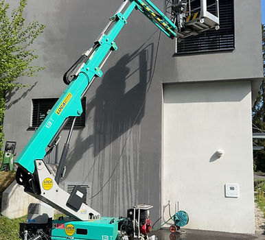 Nettoyage haute pression d'une façade salie par des œufs, suivi de la mise en peinture pour une rénovation complète.