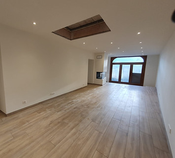 Pose de carrelage effet bois dans un salon lumineux — travaux de revêtement de sol par MS BAT.