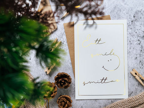 Nýggj kort við gyltum stavum