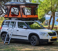 Een deelnemer met zijn daktent tijdens de daktent rally