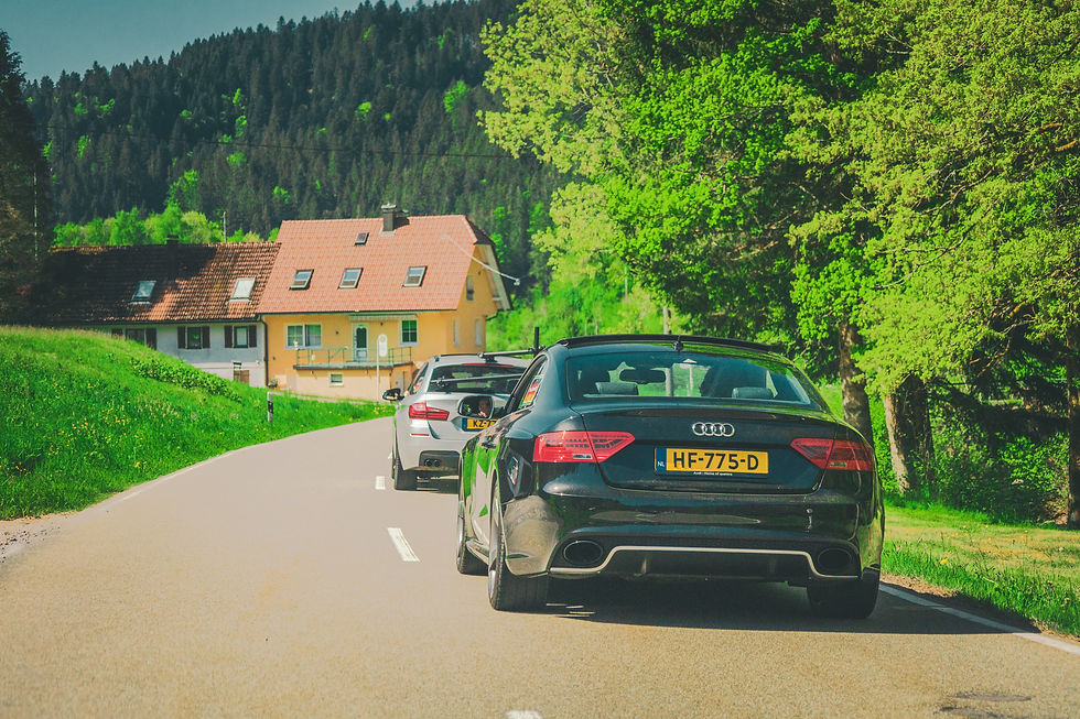 Close-up van een routekaart met een auto op de achtergrond