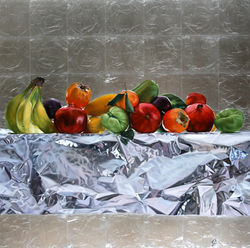 Fruits et drapé métal