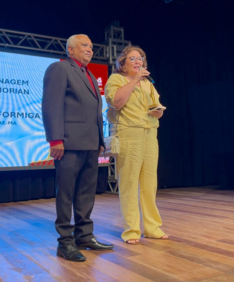Senhora Raimunda Formiga recebe homenagem In Memoriam em nome de Mauro Formiga pela seu trabalho em prol do turismo maranhense