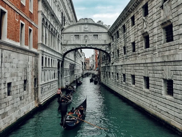 Veneza estava tão farta das hordas de turistas que inventou uma taxa de entrada; ideia deu tão certo que cidade está dobrando número de cobranças