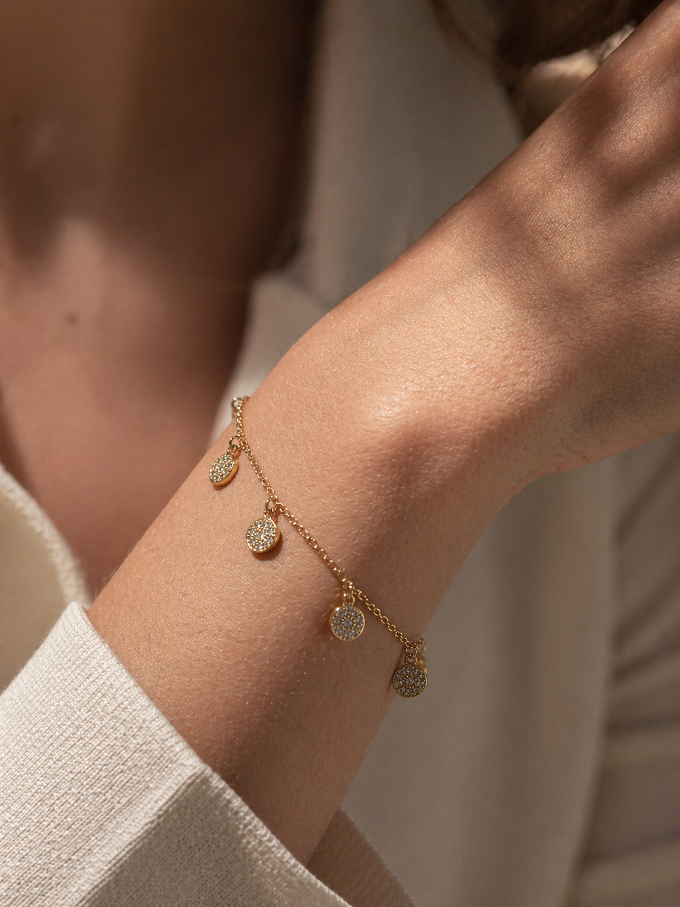 bracelet fin doré porté