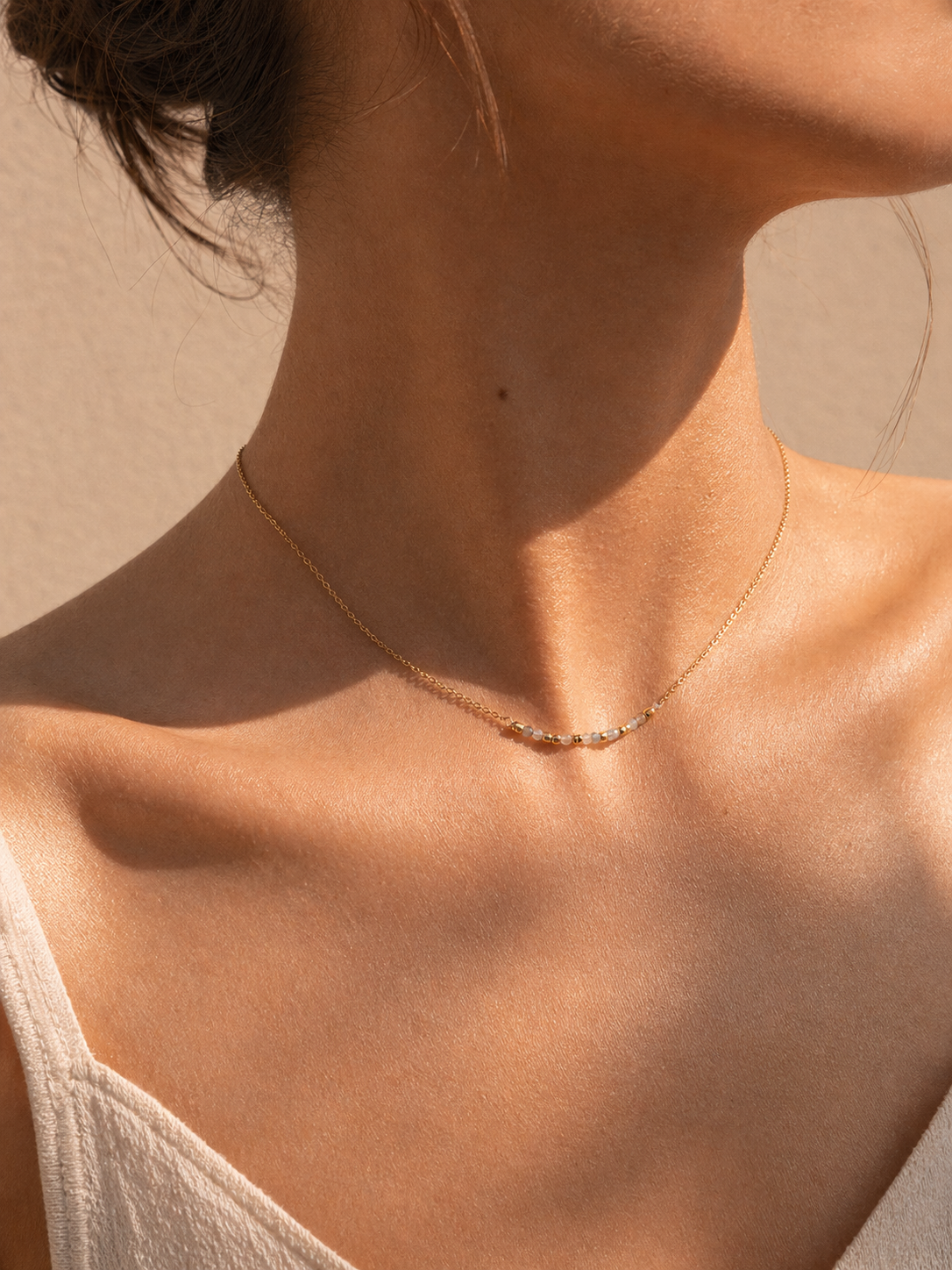 collier porté femme minimaliste
