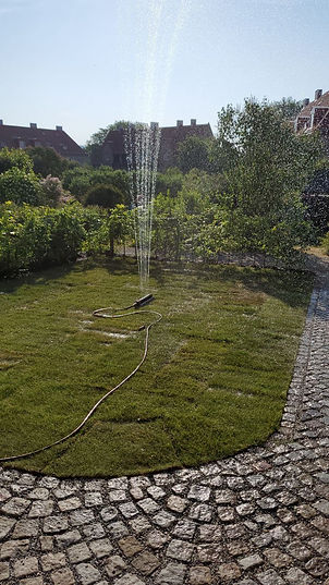 Ferdig uteplass med brostein og plen