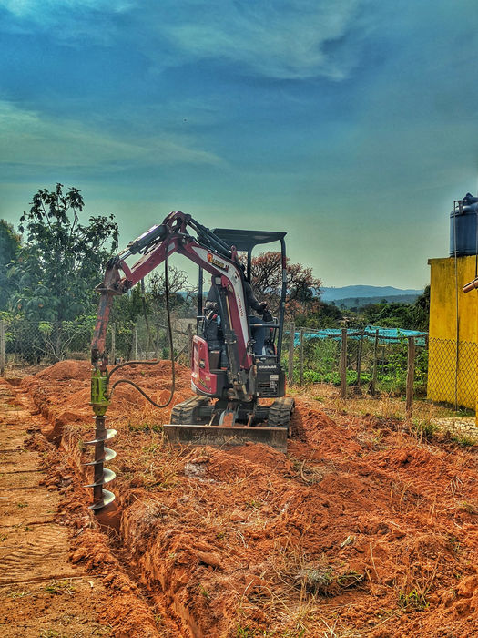 Conheça nosso serviço de perfuração especializado para construções e obras. Garantimos precisão e segurança em fundações e projetos estruturais