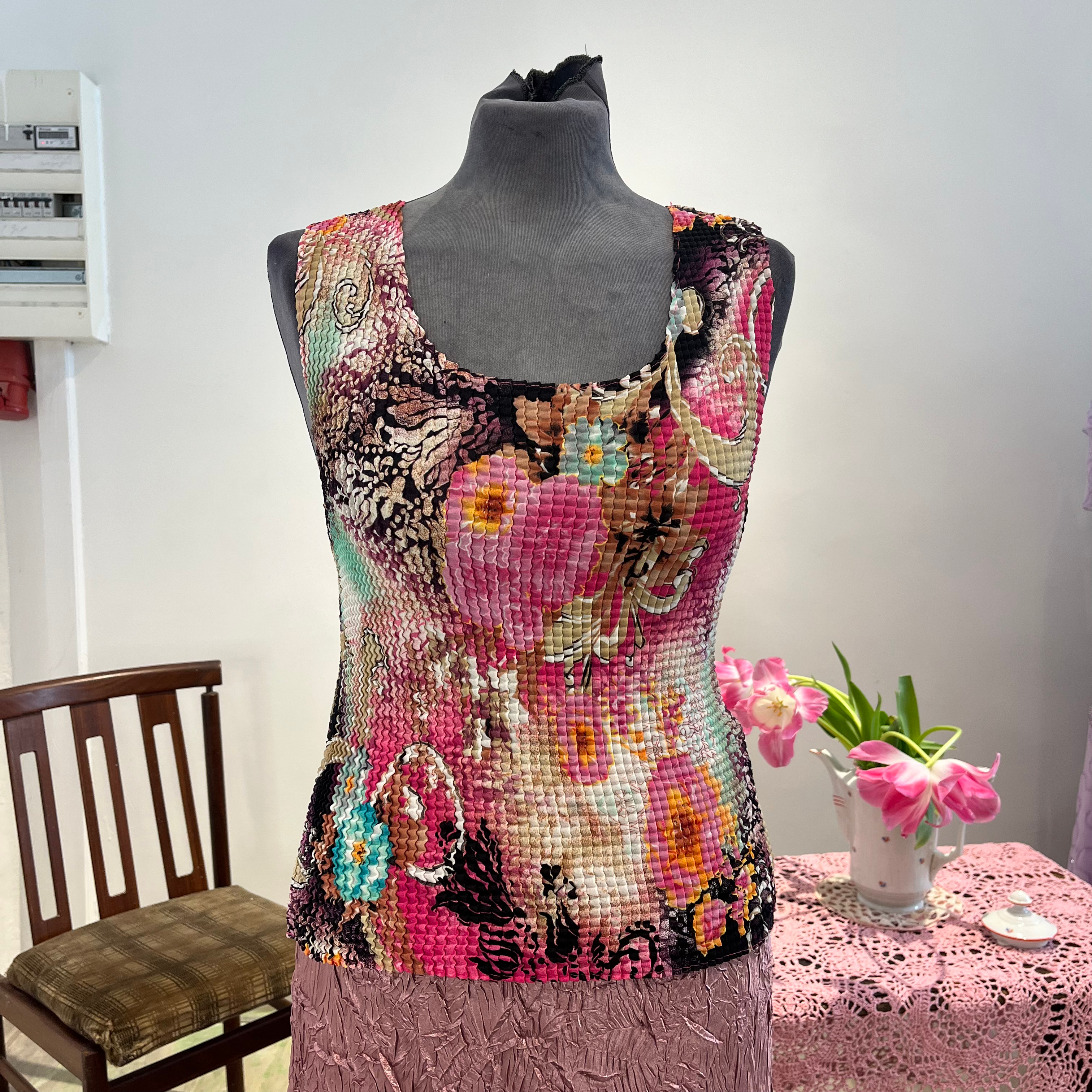 colorful floral ruched top (~L)