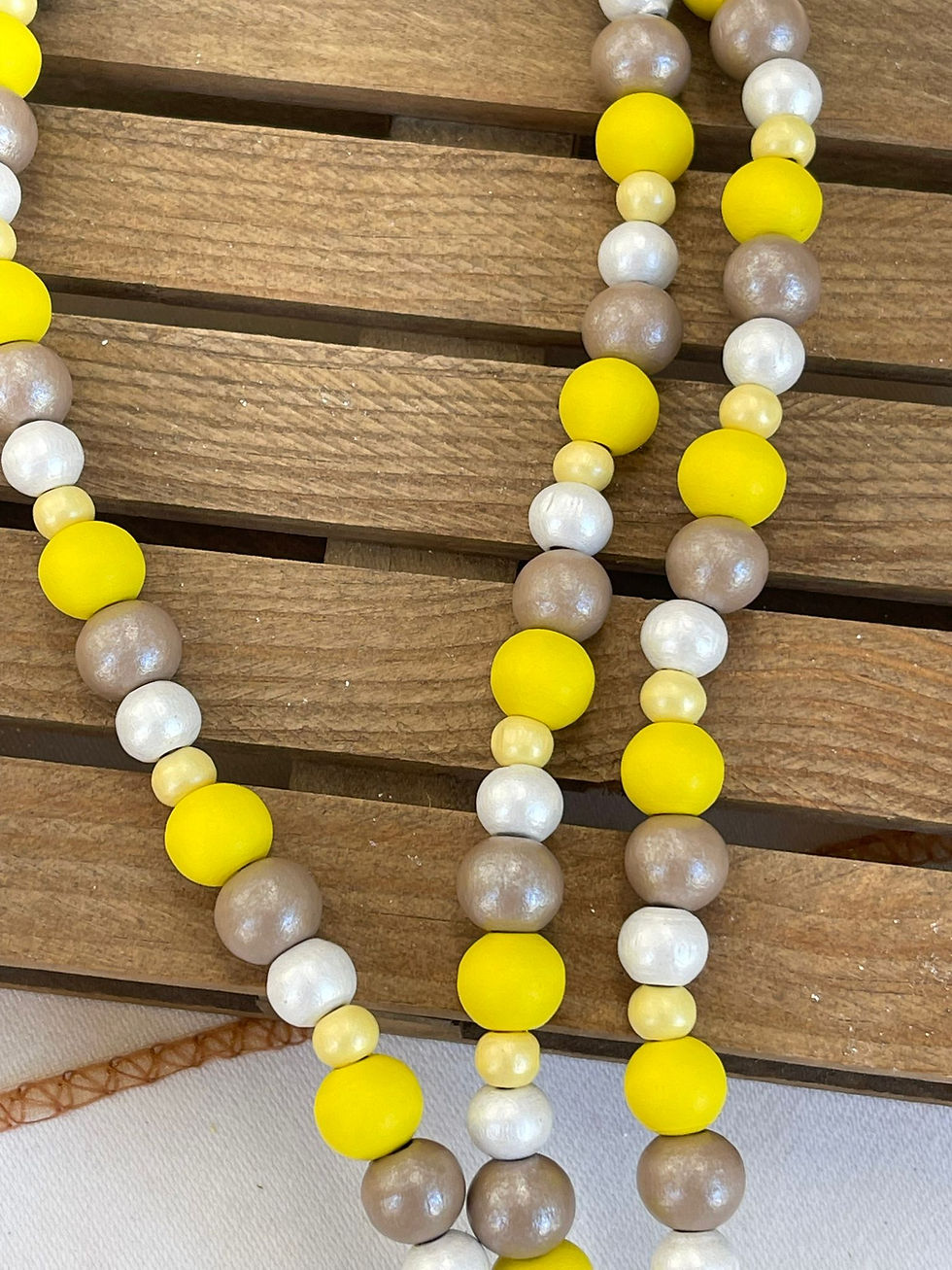 Miniatura: Cuelga móvil amarillo, beige y blanco