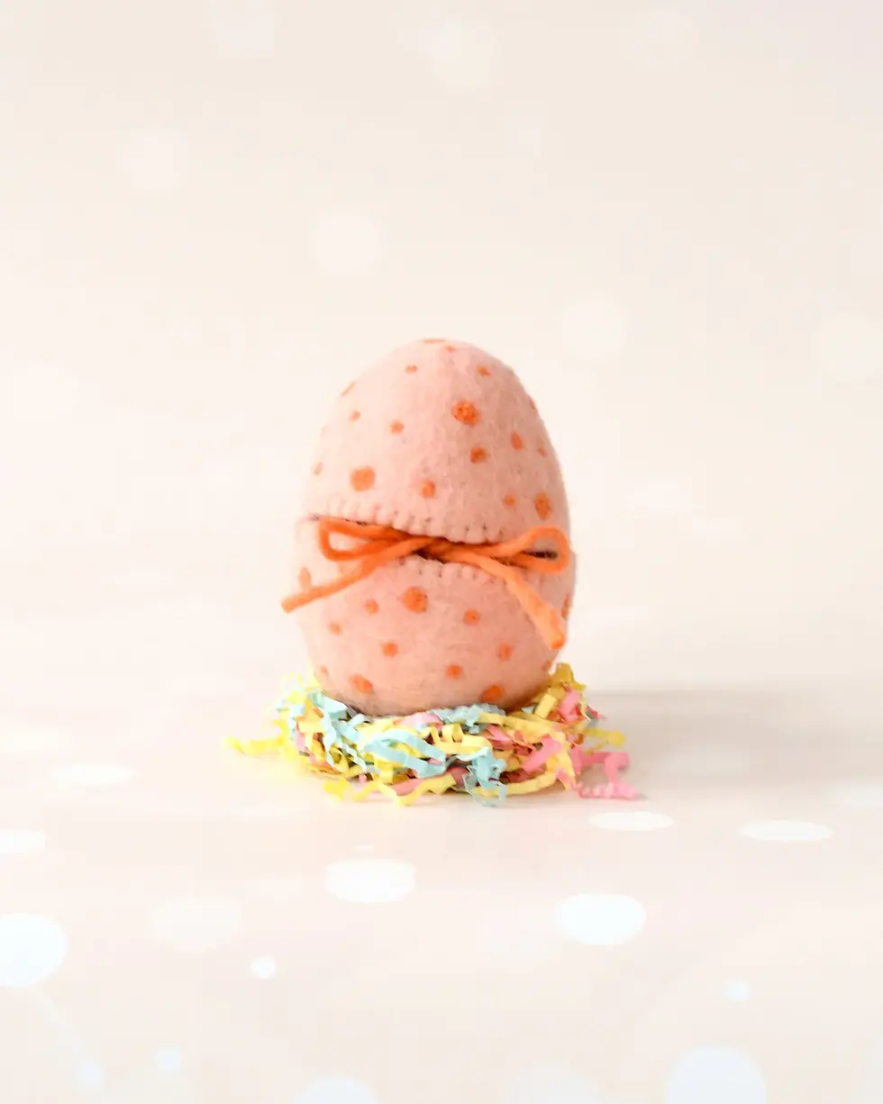 תמונה ממוזערת: Felt Peach Surprise Egg with Highland Cow Toy Inside