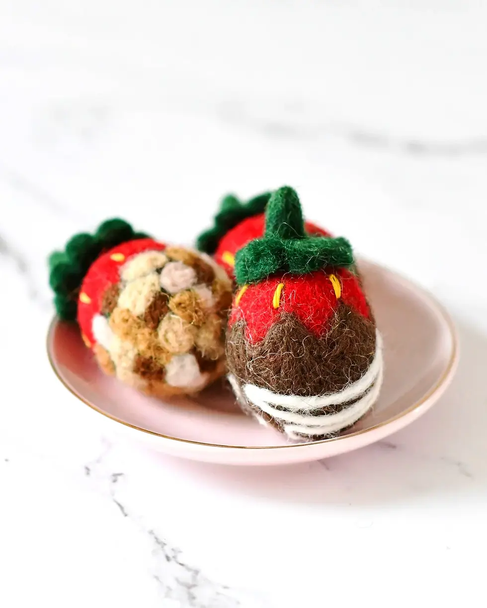 תמונה ממוזערת: Felt Chocolate Covered Strawberries – Set of 3