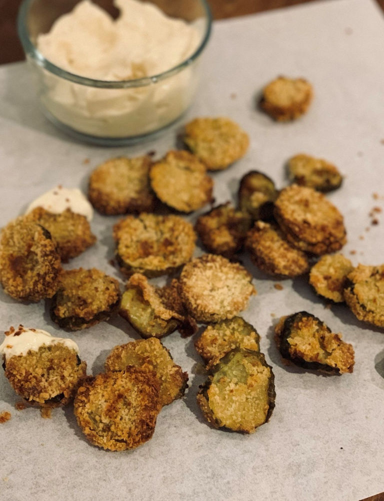 Crispy Pickles with Creamy Horseradish Dipping Sauce