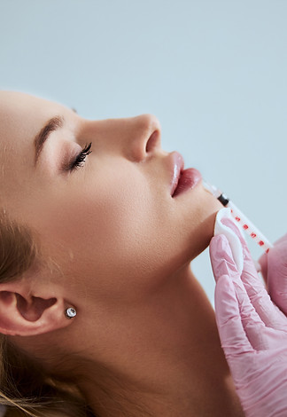 photodune-IfMoS5jj-professional-cosmetologist-injecting-a-dermal-filler-into-the-patient-l