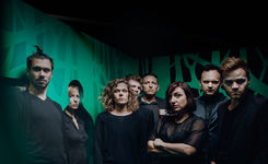 Gruppe posiert vor grünem Hintergrund. Improvisationstheater München, Bühnenpolka.