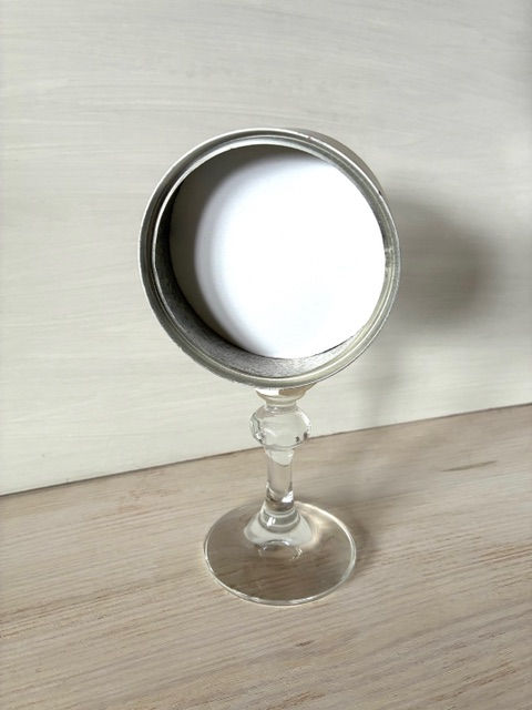 Miniaturbild: Kleine Standuhr weiss-rot