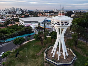 imagem aérea de uma caixa dágua da Sanasa em Campinas em uma rotatória da cidade