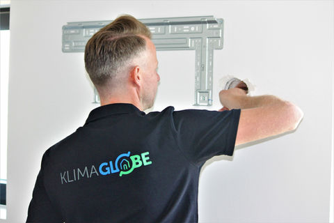 Technieker bevestigt wandbeugel voor airconditioning