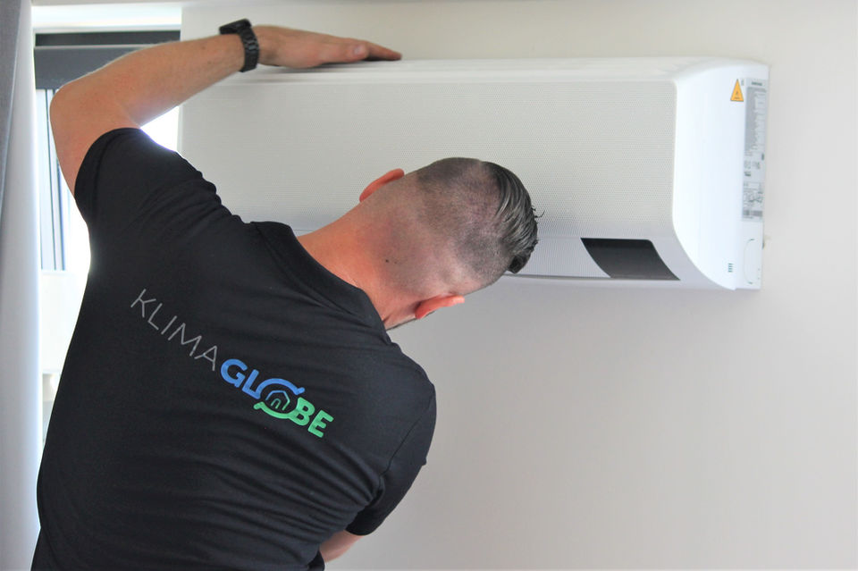 Technieker monteert binnenunit van airconditioning