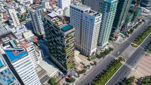 Design Biofílico: Plantas tropicais enchem as varandas de hotel no Vietnã