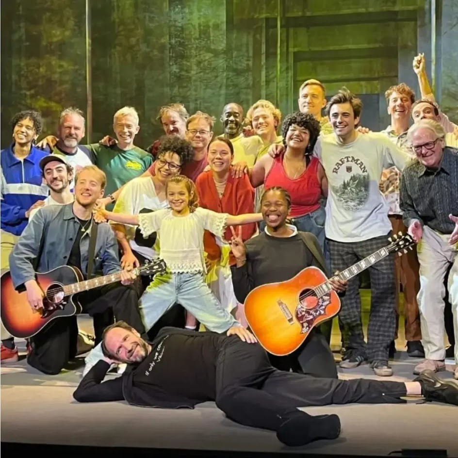 Reparto de As You Like It con su director Ralph Fiennes - Source - Theatre Royal Bath