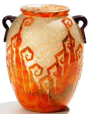 GALLE - Nancy, Vase ovoïde en verre multicouches à décor de  pommes de pin brun-orangé