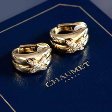 Chaumet - Paire de boucles en or ornée de dimants