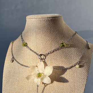 collier artisanal inspirée d'une fleur japonaise
