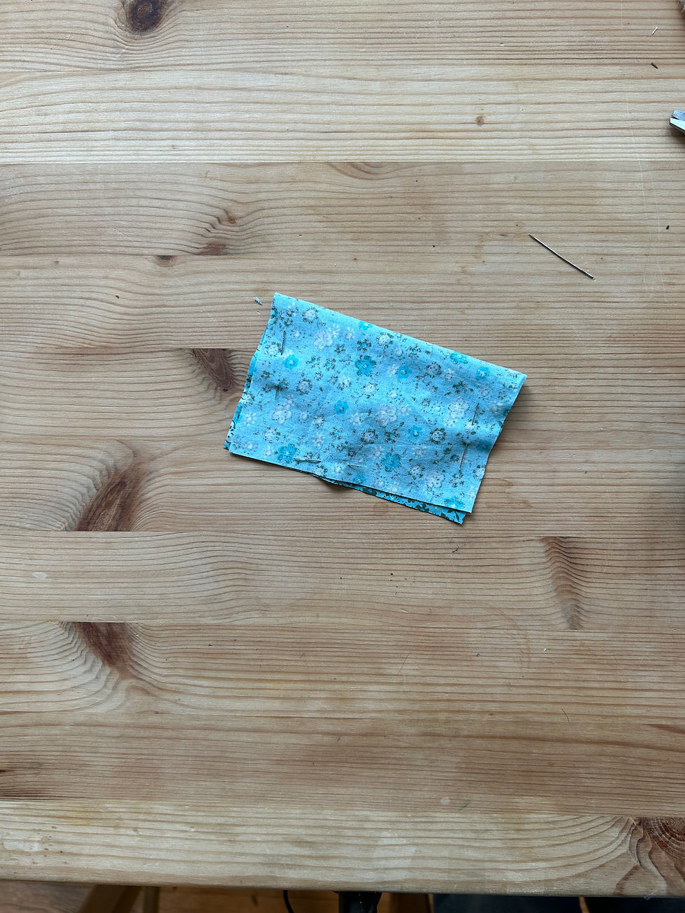 הכנת כרית לסיכות ומחטים (או: מה לעשות עם שאריות בד)