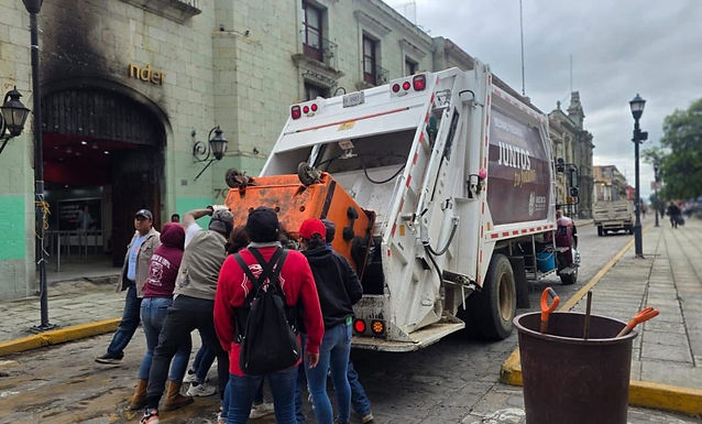 Limpian Zócalo de Oaxaca tras retiro del plantón de la Sección 22 