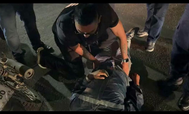 Hombre atropella a motociclista y daña unos 10 autos al tratar de huir
