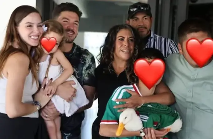Reciben Samuel García y Mariana Rodríguez al Pato Merlín en Monterrey