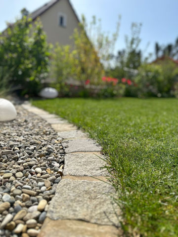 Beet mit Pflastersteinen