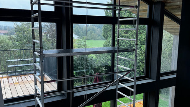 Fensterreinigung mit Gerüst