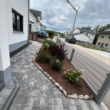 Zaun, Pflaster und Beet von Garten- und Landschaftsbau Schwarz