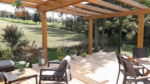 Holzterrasse mit Überdachung