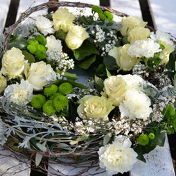 Blumenkranz mit weißen Blumen