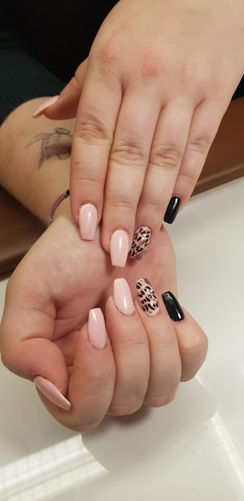 Maniküre mit Leomuster