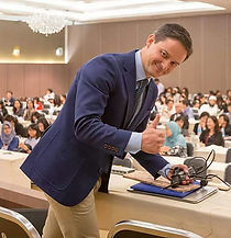 El Dr. Christian del Rey Schnitzler durante una conferencia internacional sobre Micro-Odontología.