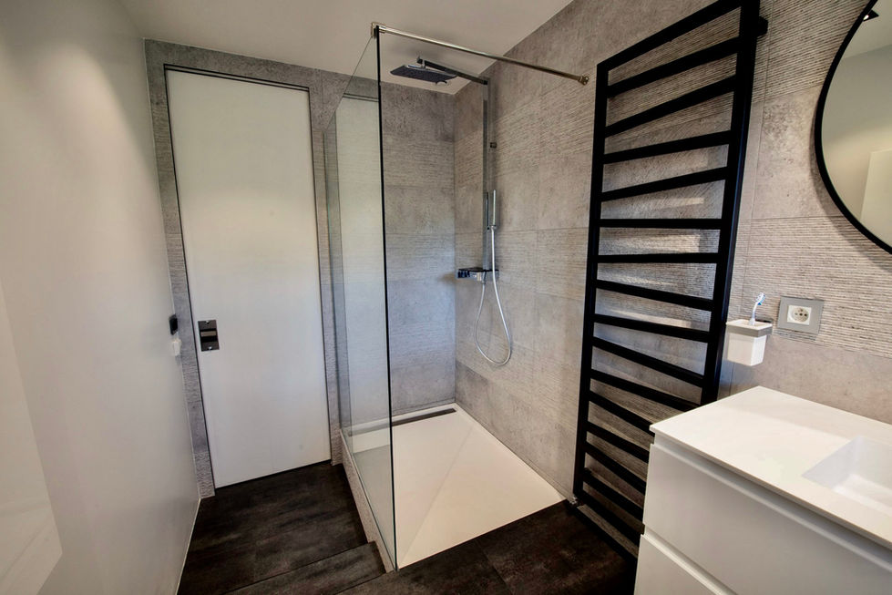 Douche, sèche-serviettes noir design et porte à galandage toute hauteur – 1001 idées